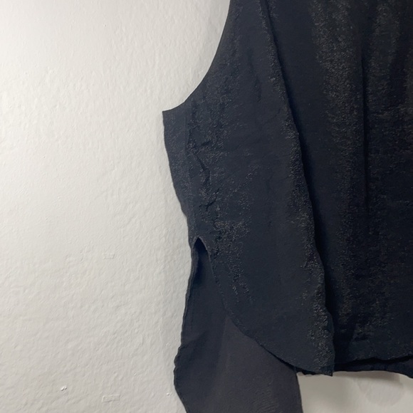 Cute basic black top - Picture 3 of 3